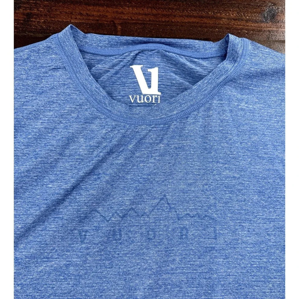 Vuori Tradewind Performance Shirt Mountain Logo Short Sleeve Blue Heather Mens L